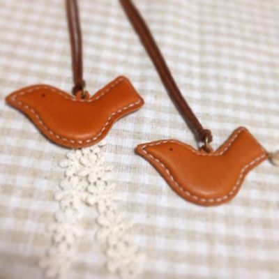 革の小鳥ネックレス_a0204487_0314295.jpg