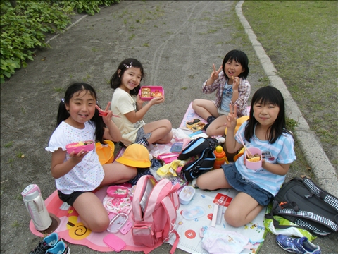 遠足　女子小学生 