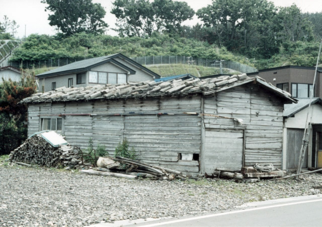 写真で見るあおもりあのとき　第90回　柾葺きの石置き屋根　漁村や町の商家に_b0111910_94633.jpg