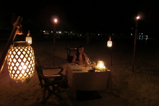 モルディブ旅行記-18　コンスタンス ムーフシ　Romantic Dinner on the Beach_e0160595_13481356.jpg