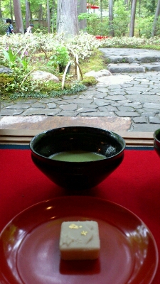 金閣寺の庭にある茶室で抹茶と茶菓子を戴いてます。_b0032617_1636261.jpg