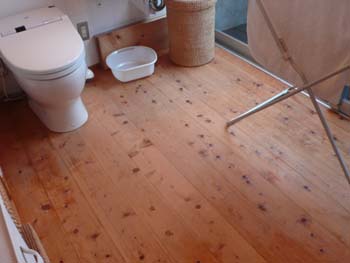 ワークショップ報告　その１－酢水をつかった無垢板の床掃除－_e0132960_13353685.jpg