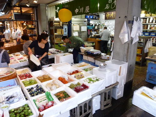 築地場外市場の半値市_c0152767_2058307.jpg