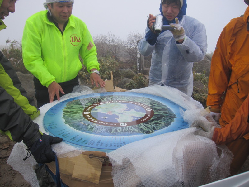 荒島岳方位盤荷揚げ_d0103314_2343137.jpg