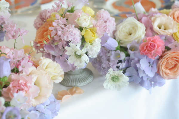 シェ松尾天王洲倶楽部様の装花 スカビオサアルバとスズランのチェアフラワー 一会 ウエディングの花
