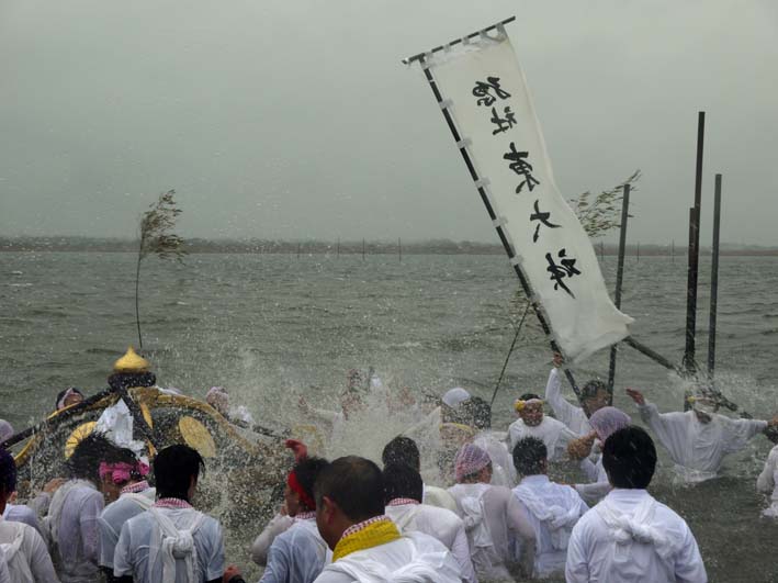2年に一度の東大社桜井神幸祭、嵐ついて挙行：12・4・14_c0014967_1653025.jpg
