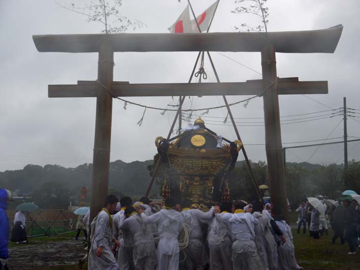 2年に一度の東大社桜井神幸祭、嵐ついて挙行：12・4・14_c0014967_16541183.jpg