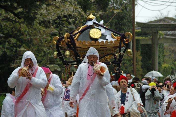 2年に一度の東大社桜井神幸祭、嵐ついて挙行：12・4・14_c0014967_1710304.jpg