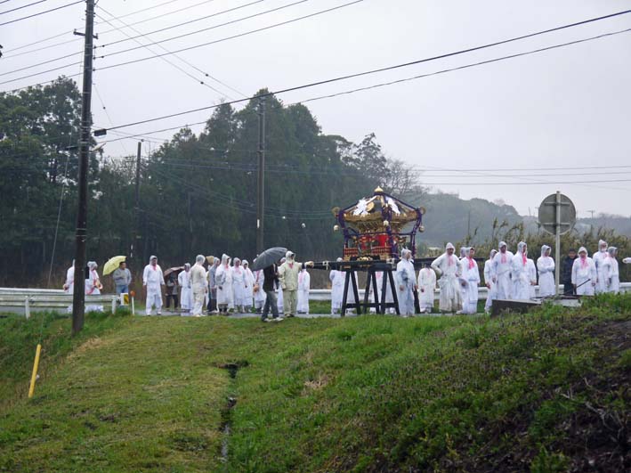 2年に一度の東大社桜井神幸祭、嵐ついて挙行：12・4・14_c0014967_17125450.jpg