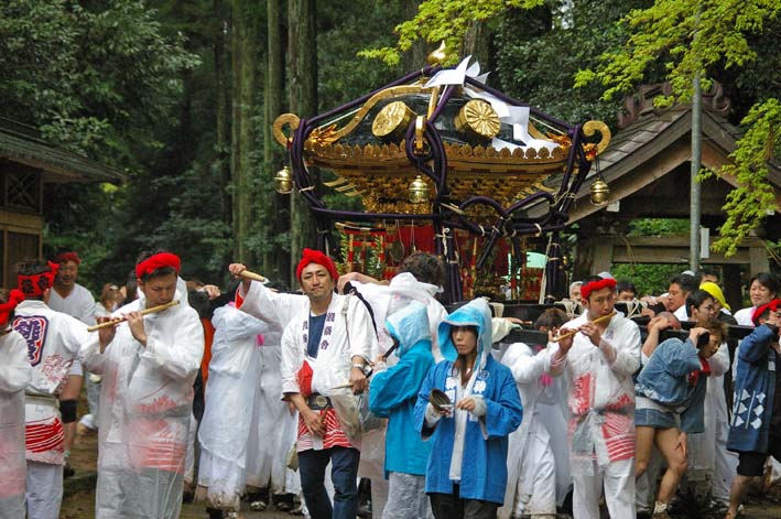 2年に一度の東大社桜井神幸祭、嵐ついて挙行：12・4・14_c0014967_17342384.jpg