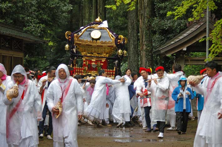 2年に一度の東大社桜井神幸祭、嵐ついて挙行：12・4・14_c0014967_17343956.jpg