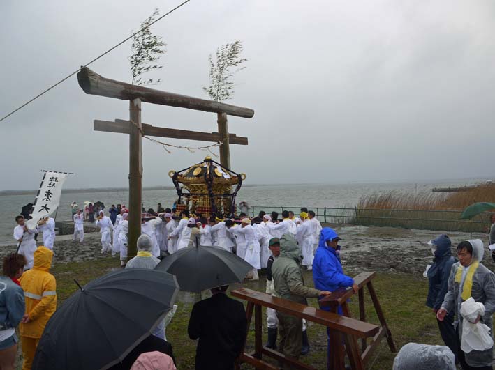 2年に一度の東大社桜井神幸祭、嵐ついて挙行：12・4・14_c0014967_2032504.jpg
