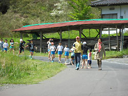 田植え体験(月光原小・西根小)_d0247484_1104342.jpg