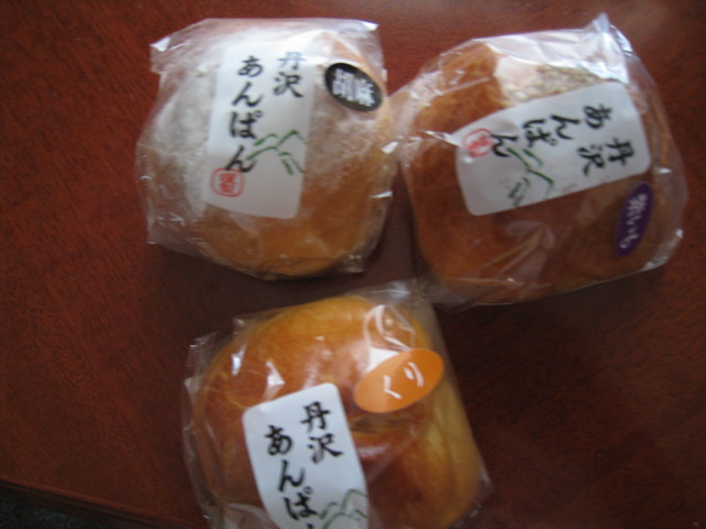 丹沢あんぱん (紫いも・胡麻・くり)_c0212604_634573.jpg