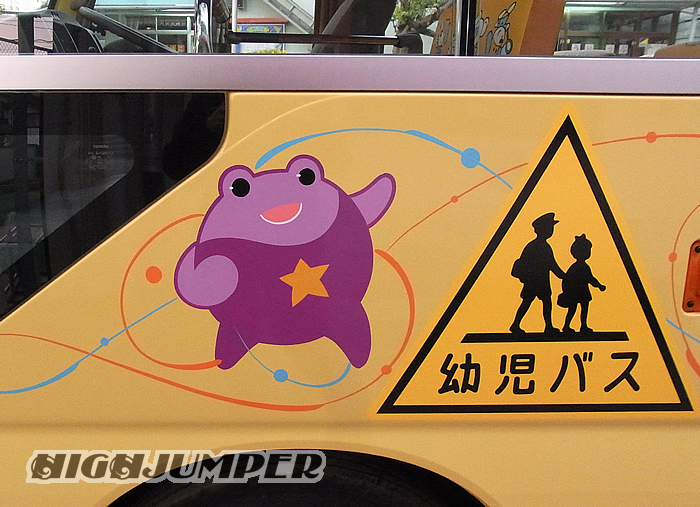 幼稚園バスへのピンストライプ_c0223486_2343316.jpg
