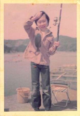 色あせた写真もいいもんだ 片手にピストル 心に花束