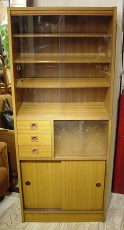 小ぶりな食器棚 70年代・日本製 入荷!!_a0096367_2112673.jpg