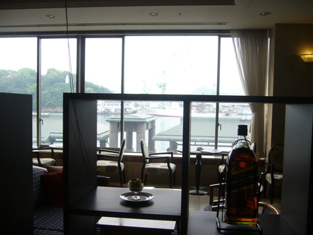 広島県尾道シリーズ　　ホテルの窓辺から船を見る_b0011584_572271.jpg