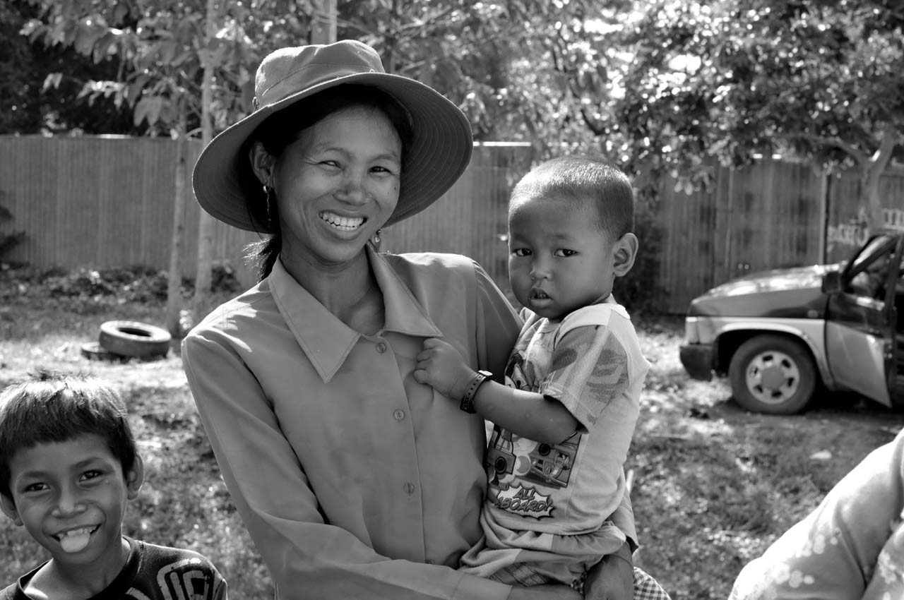 Mother and children _e0097678_2325330.jpg