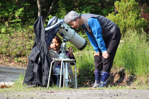 日食 見ている　1_e0054299_8525564.jpg