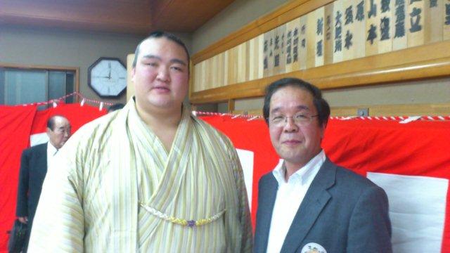 稀勢の里関、あと１０センチ！_f0025351_0385430.jpg