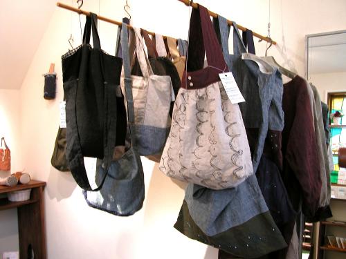 大きめのバッグやかっぽう着、ななめがけバッグ、ユニセックスなデザインも_f0129557_11325520.jpg