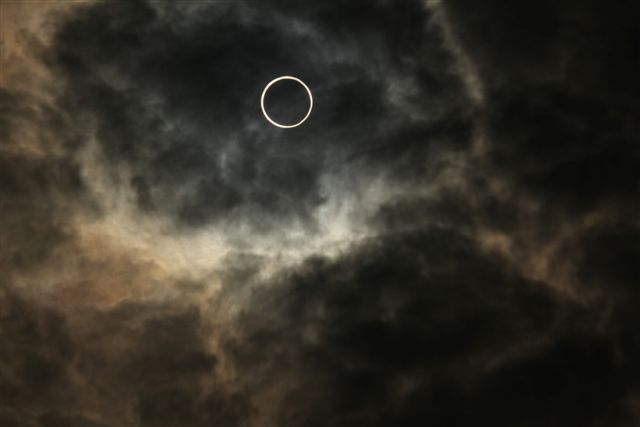 金環日食をカメラマンが撮ったどー(-^〇^-)_a0075387_912348.jpg