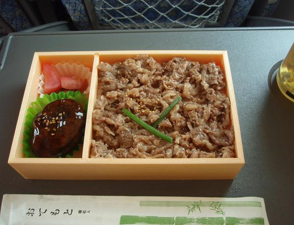 行きは　米澤牛焼肉重　帰りは　東尋坊焼きイカ寿司♪_c0098501_2240775.jpg