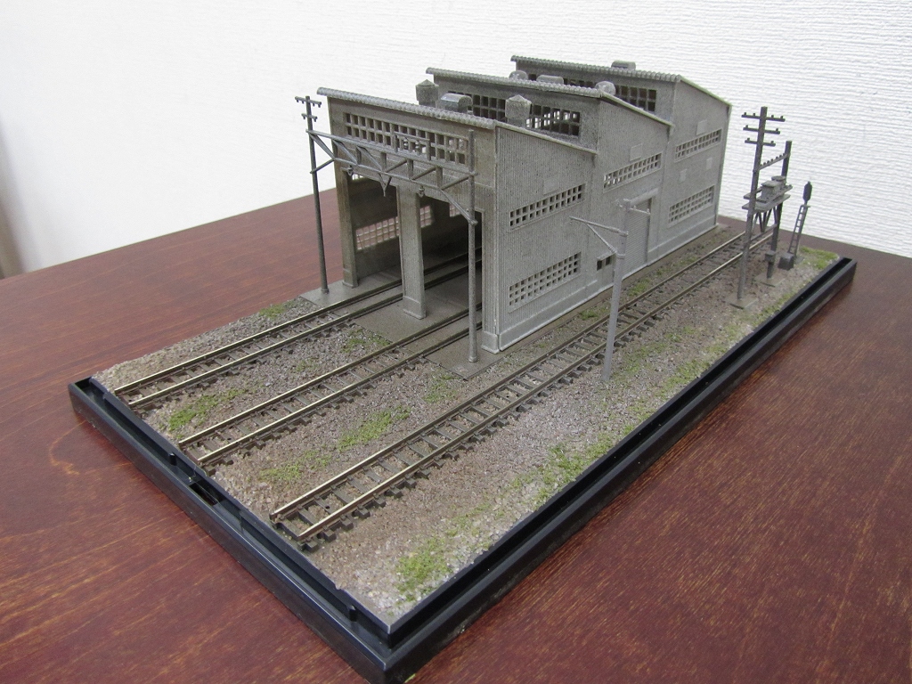 Nゲージ用 鉄道模型用ジオラマ展示台 37x26cm 複線機関庫付き6線
