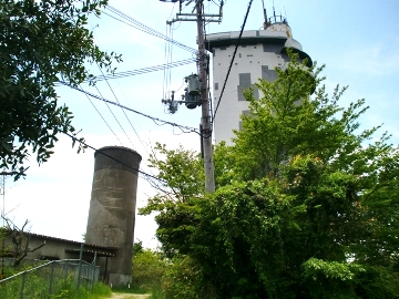 山の上のあの建物はなんだ?_c0175075_22351411.jpg