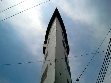 山の上のあの建物はなんだ?_c0175075_2241496.jpg