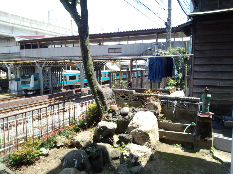 京浜東北線と井戸ポンプ_e0117923_19105363.jpg