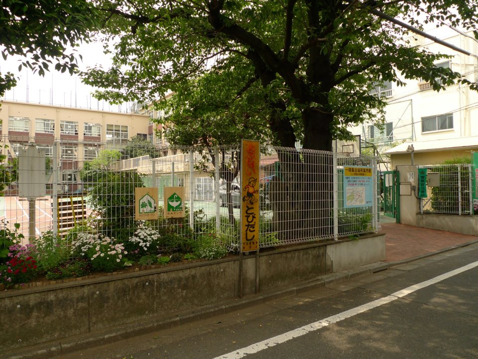 新宿区のエコの見える化看板。区立小・中学校10校からスタート_f0194512_8392523.jpg