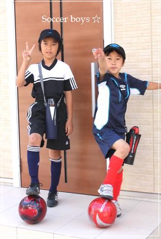 少年   サッカー びしょ濡れ 