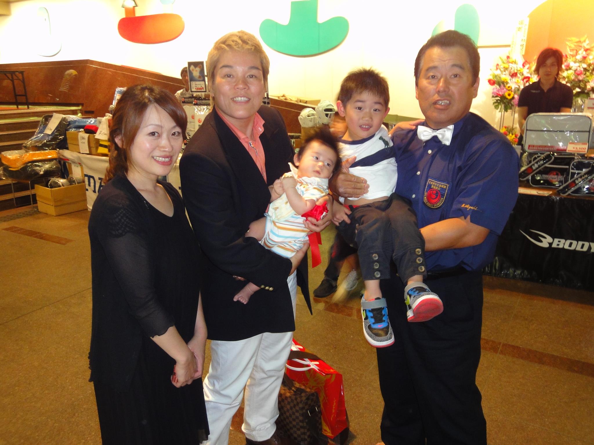 将来の世界チャンピオン茂山3兄弟が 神取忍社長に抱っこ 三好一男師範プライベート日記 将来の世界チャンピオン茂山3兄弟が 神取忍社長に抱っこ 三好一男師範プライベート日記