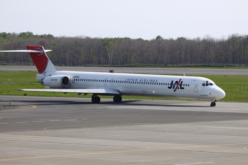 退役間近のMD90と緑のANA機 5月31日_f0113639_18224582.jpg