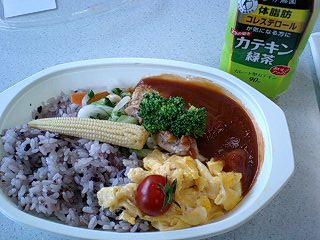 十五穀米グリルチキンロコモコ弁当_f0210439_10385295.jpg