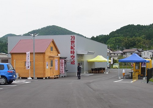 時には、こんな所で鑑賞に浸るのも・・・・。_e0254365_2127213.jpg