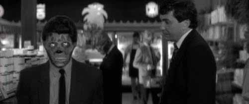 『ゼイ・リヴ』、強力なメッセージを有する不気味な映画 By VC 1_c0139575_19423269.jpg