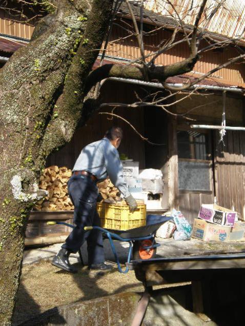 限界集落在宅高齢者薪の宅配サービス_a0051128_6162450.jpg