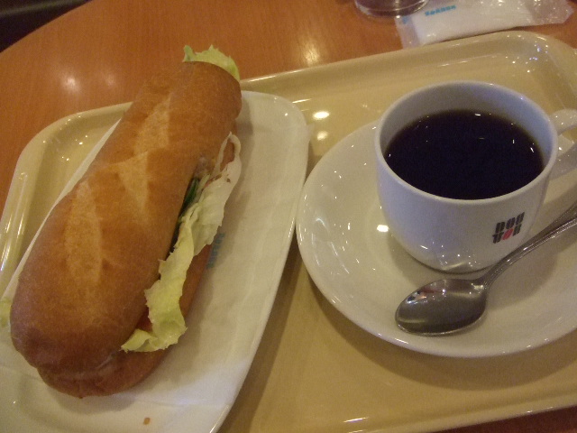 ドトール ミラノサンド 海老とサーモンのバジルソース_f0076001_127334.jpg