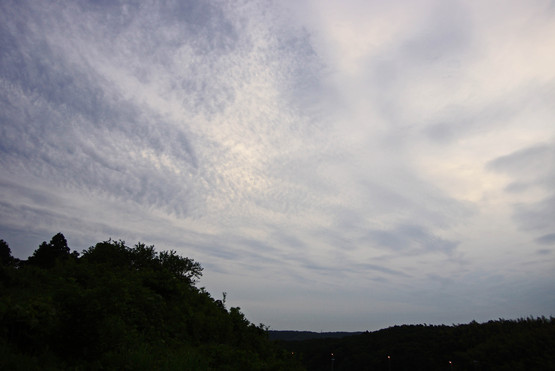 雲の広がる朝_e0119218_6591866.jpg