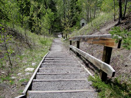 バンフの『炭坑遺跡＆歴史』を少し・・History of  the Bankhead Mine,Banff,Canada_b0051109_919830.jpg