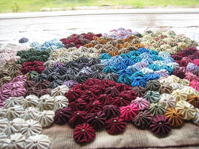 パッチワーク『ヨーヨーキルトの花かごタペストリー』 : スギスイ