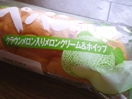 【菓子パン】コッペパン クラウンメロン入りメロンクリーム&ホイップ@ヤマザキ_c0152767_859966.jpg