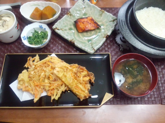 【献立】野菜かき揚げ、鮭西京漬焼、かぼちゃ煮物、おかひじき和え物、茶碗蒸し、味噌汁、土鍋炊きご飯_c0027666_8201668.jpg