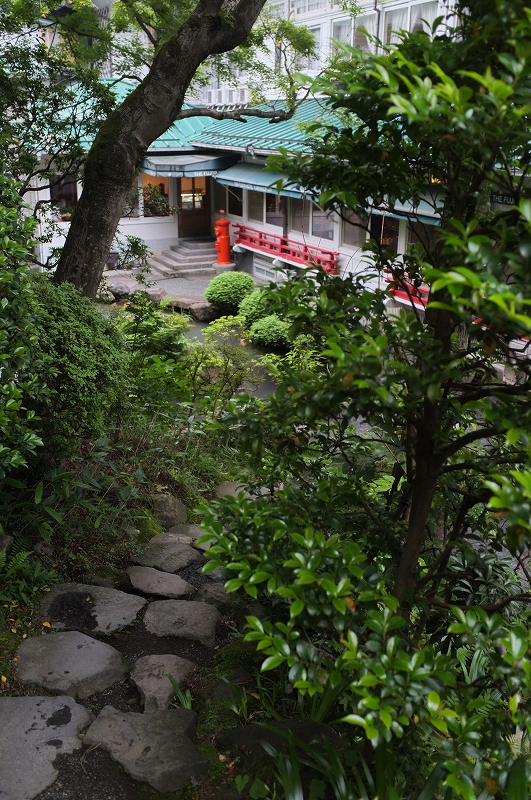 冨士屋ホテル中庭_f0050534_7512356.jpg