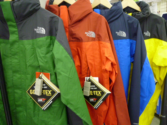進化した THE NORTH FACEの雨具!!_d0198793_18422944.jpg