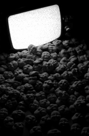 真空管テレビの光に照らされる人形の顔_c0060143_2205388.jpg