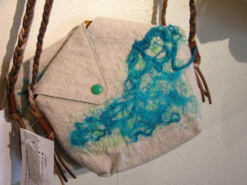 ariさんの抽象画のような五角形刺繍ポシェット_f0129557_15341743.jpg